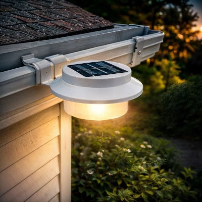 lampe solaire gouttiere fixée sur abri de jardin avec végétation en second plan