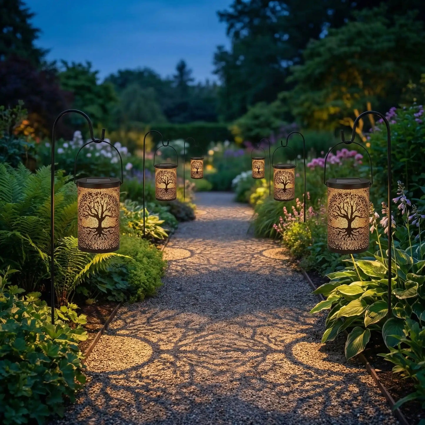 lampe solaire pour jardin suspendue à des crochets et éclairant une allée avec des plantes fleuries