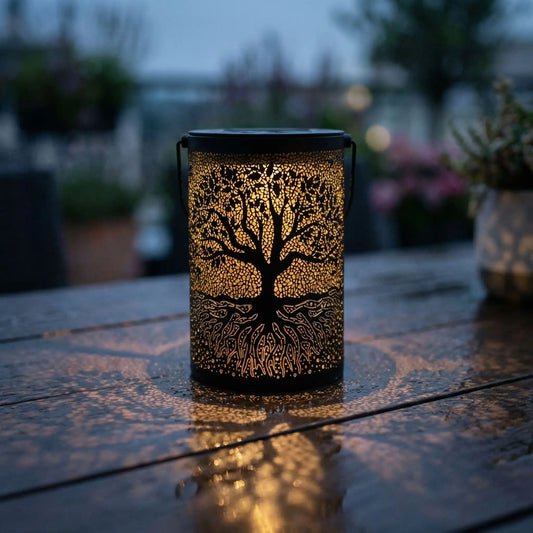 lampe solaire pour jardin sur table en bois avec quelques gouttes de pluie. Second plan du jardin flouté