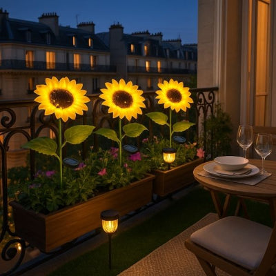lampes jardins solaires tournesols sur balcon fleuri avec immeubles illuminés