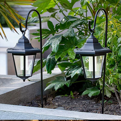 Lampes solaires pour le jardin LED suspendues diffusant une lumière chaude.