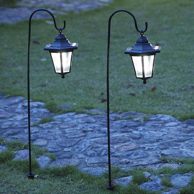 Lampes solaires pour le jardin sur piquet noir éclairant la pelouse, sans fils