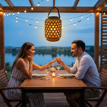 lanterne extérieur solaire suspendue à une tonnelle avec un couple amoureux attablé au bord d'un fleuve