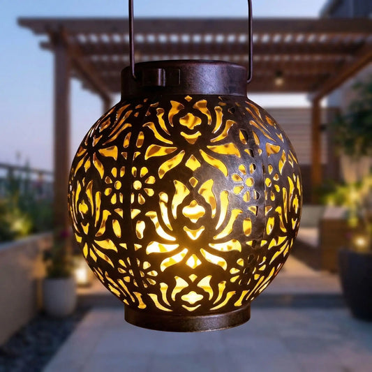 lanterne exterieur solaire bronze suspendue avec pergola en bois flouté en arrière plan 