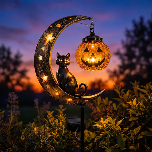 Lanterne Halloween illuminée au crépuscule dans un jardin