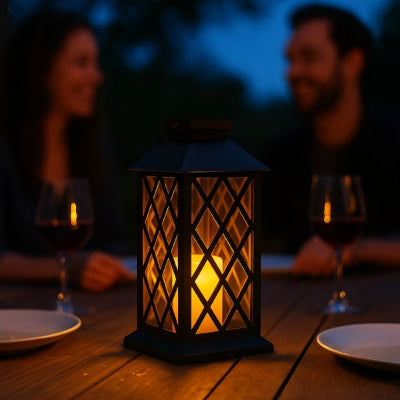 lanterne allumée blanc chaud sur table avec un couple en train de dîner