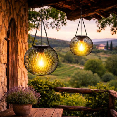 lanterne solaire suspendue à une veranda en bois, table basse avec pot de lavande et vue paysage de vignes