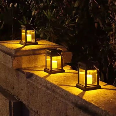 Lanterne solaire blanc chaud allumée sur muret faible consommation