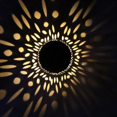la lanterne solaire qui emet de belles ombres et une lumière blanc chaud sur fond noir