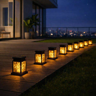 lanterne solaire posée sur grande terrasse en bois avec vue sur la ville au crépuscule