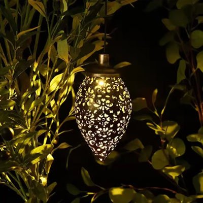 lanterne solaire exterieur décorative créant une lumière douce dans le jardin