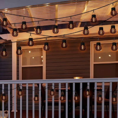 lanterne solaire suspendue à une terrasse en bois d'une maison