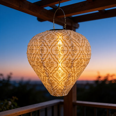 Lanterne solaire jardin suspendue à une pergola en bois au coucher du soleil, motif arabesque doré