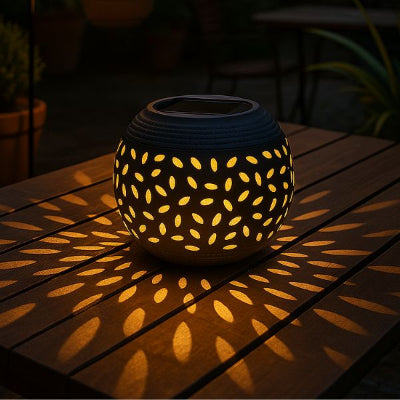 lanterne solaire noire sur table basse