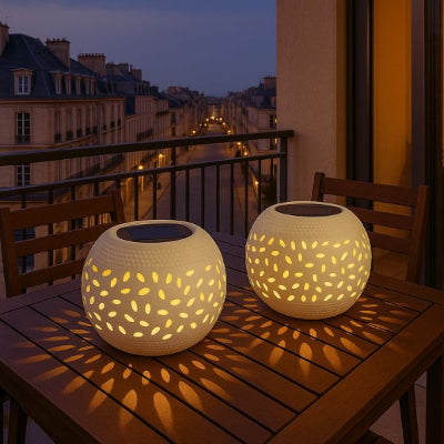 lanterne solaire ajourée sur table de balcon avec vue urbaine nocturne
