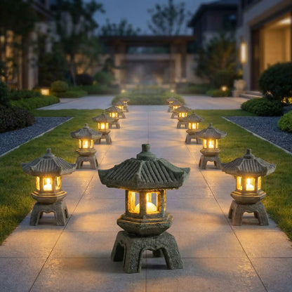 lanternes de jardin allumées tout au long d'un chemin d'une maison contemporaine