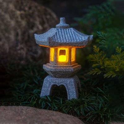 lanternes de jardin économie d'énergie dans jardin japonais