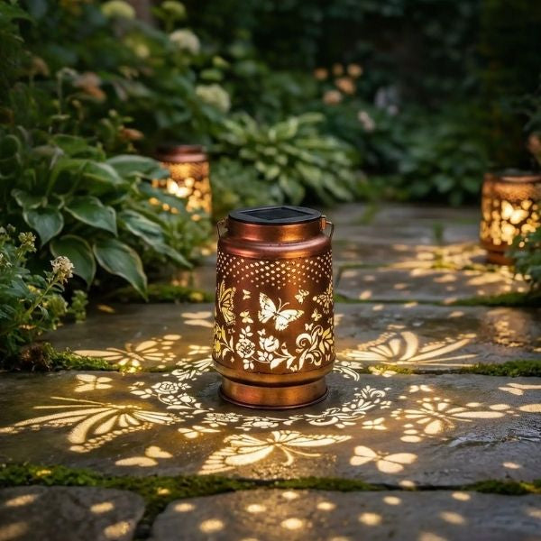 Lanternes solaires éclairant une allée de jardin avec projections lumineuses décoratives et ambiance douce blanc chaud