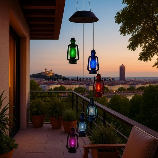 lanternes solaires suspendues balcon ambiance lumineuse avec horizon urbain