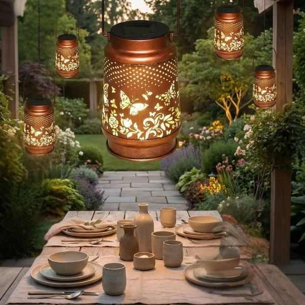 Lanternes solaires suspendues sous pergola éclairant une table extérieure pour une ambiance chaleureuse et décorative