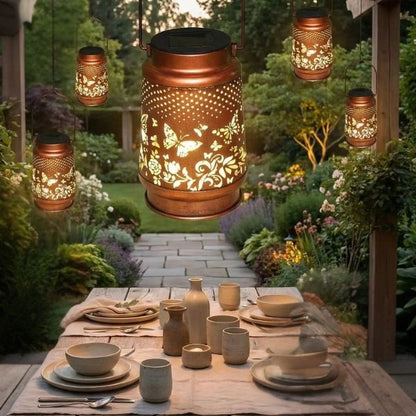 Lanternes solaires suspendues sous pergola éclairant une table extérieure pour une ambiance chaleureuse et décorative