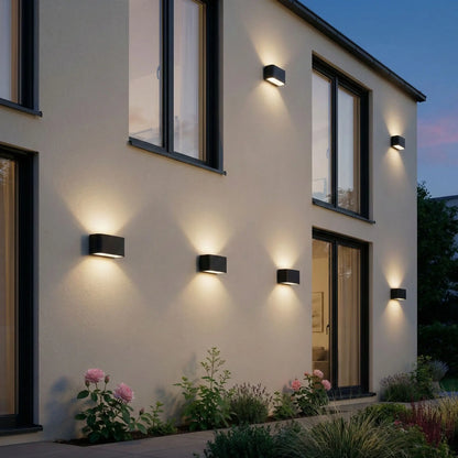 luminaire extérieur façade sur devanture maison contemporaine avec massifs fleuris