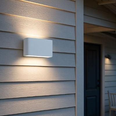 Luminaire extérieur façade blanc moderne près d’une entrée maison