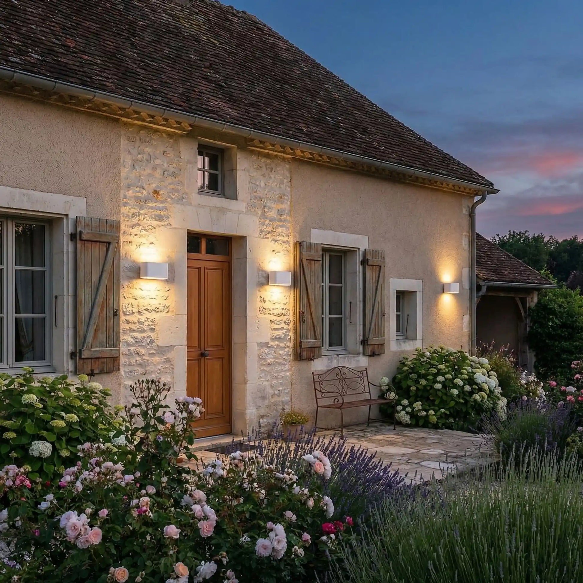 luminaire extérieur façade blanche sur maison provençale avec jardin fleuri
