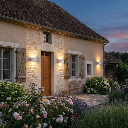 luminaire extérieur façade blanche sur maison provençale avec jardin fleuri