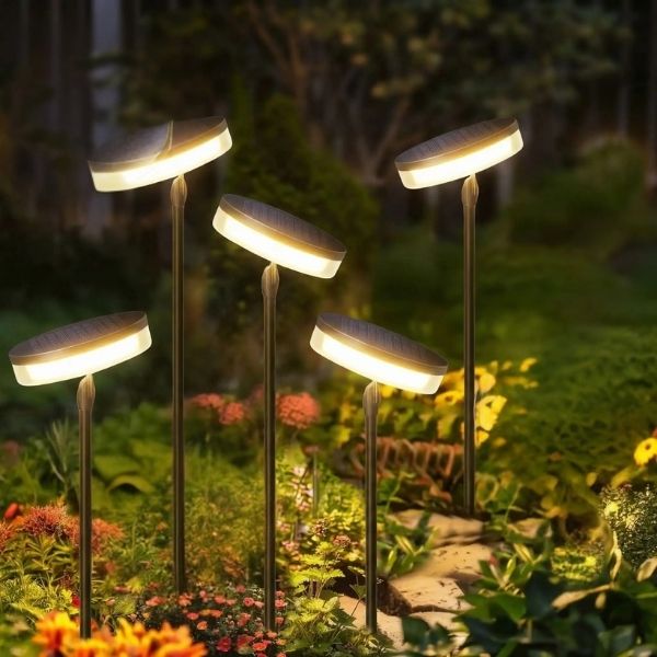 Luminaires solaires exterieurs blanc chaud oscillant dans un jardin fleuri pour éclairage décoratif extérieur