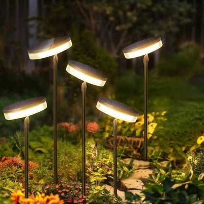 Luminaires solaires exterieurs blanc chaud oscillant dans un jardin fleuri pour éclairage décoratif extérieur