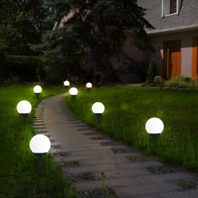luminaires solaires exterieurs​ installés le long d’un sentier avec lumière douce et diffuse