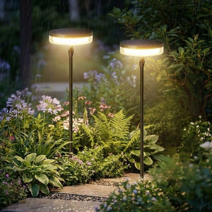 Luminaires solaires exterieurs installés dans un massif de fleurs avec éclairage blanc chaud extérieur