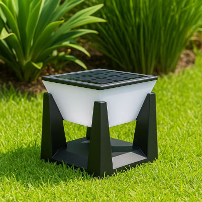 luminaires solaires exterieurs étanches sur pelouse avec plantes vertes