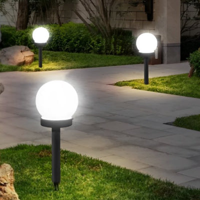 luminaires solaires exterieurs​ pour allée de jardin moderne avec lumière blanche chaude