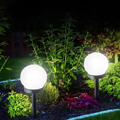 luminaires solaires exterieurs​ ronds diffusant une lumière blanche pour décoration nocturne