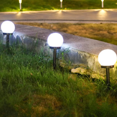 luminaires solaires exterieurs​ sphériques sur pelouse pour éclairage de jardin écologique