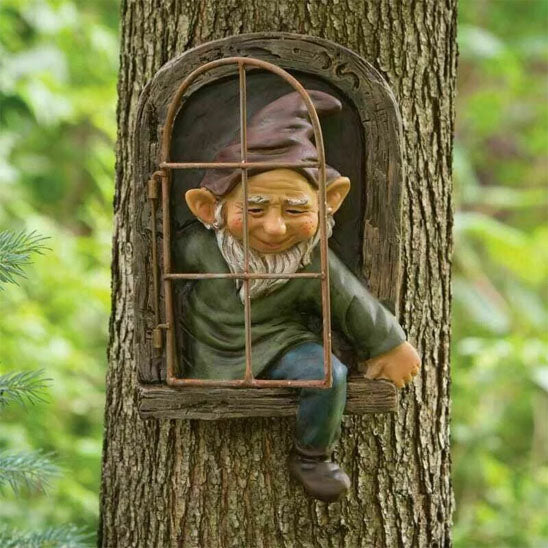 Nain de jardin clin d'œil assis sur le rebord d'une fenêtre rustique dans un tronc d’arbre