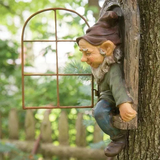 Nain de jardin vu de profil en train de sortir d’une fenêtre ouverte fixée à un arbre