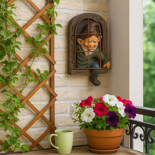 Statue en nain de jardin accroché sur le mur du balcon à côté d'un treillis avec plantes grimpantes