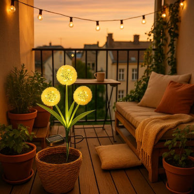 La solaire lampe en forme de pissenlit plantée dans un pot de terre sur un balcon ambiance bohème à la tombée de la nuit