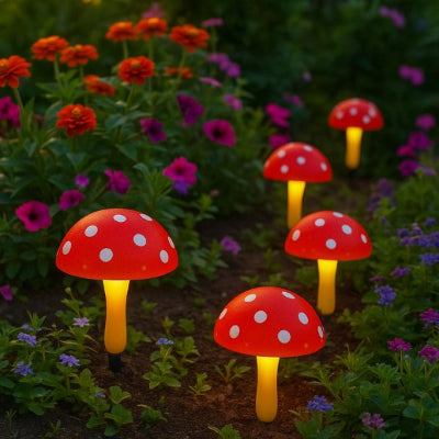 solaire lampe diffusant une lumière chaude dans un massif fleuri