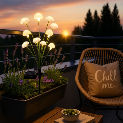 la solaire lampe plantée dans un bac à fleur sur un balcon avec une chaise à côté