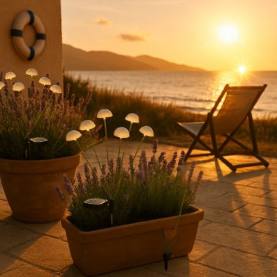 Solaire lampe dans jardinières sur terrasse au coucher du soleil en bord de mer avec chilienne et bouée marine sur le mur