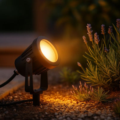 spot exterieur etanche IP66 diffusant une lumière chaude sur des plantes ornementales