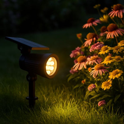 spot exterieur solaire diffusant une lumière LED chaude sur la pelouse