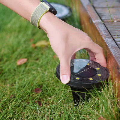 Installation facile d’un spot exterieur solaire dans la pelouse, lumière LED blanche pour baliser le jardin.