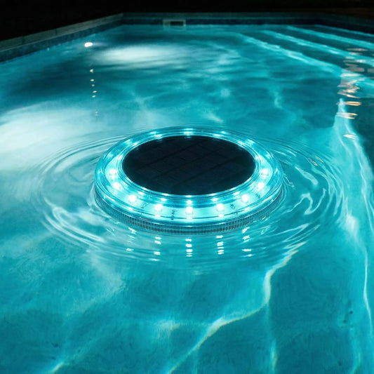 spot piscine couleur turquoise flottant sur l'eau