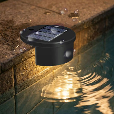 spot piscine lumière blanc chaud sur rebord d'une piscine 