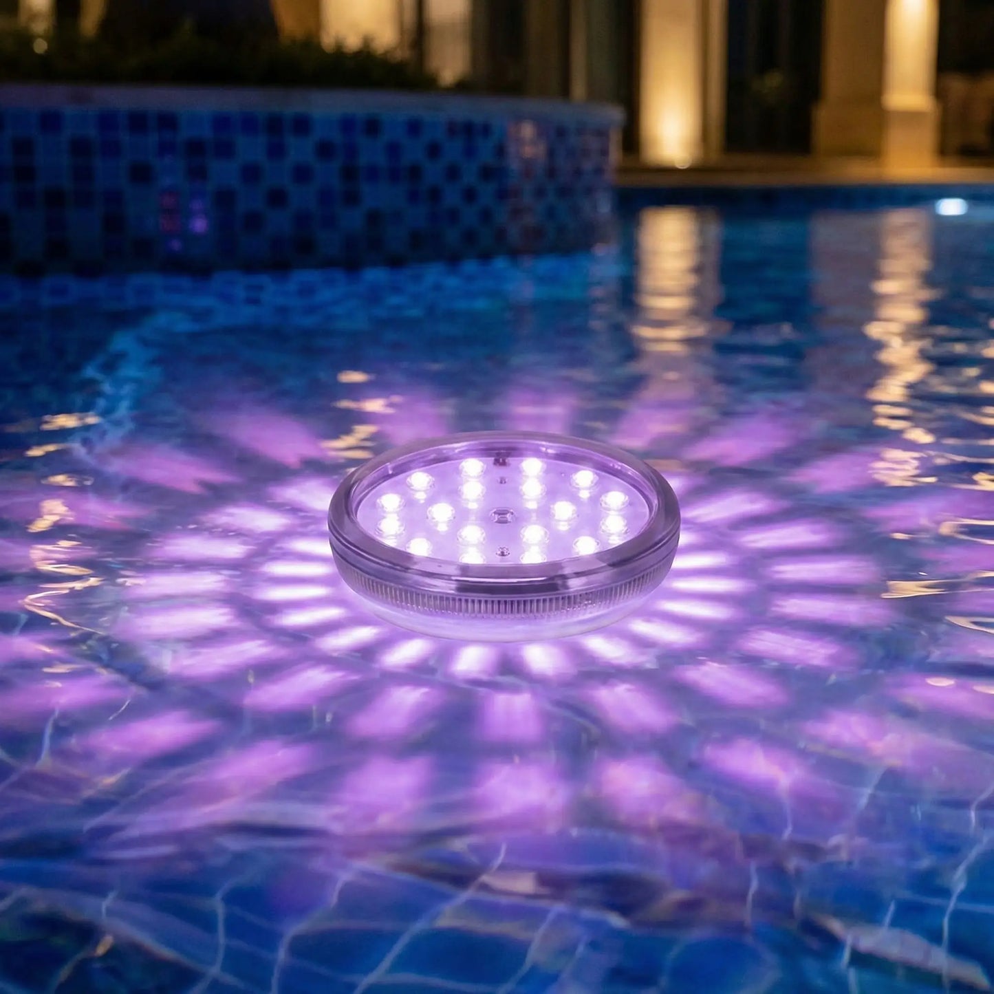 spot piscine couleur violette flottant sur l'eau avec LED visibles